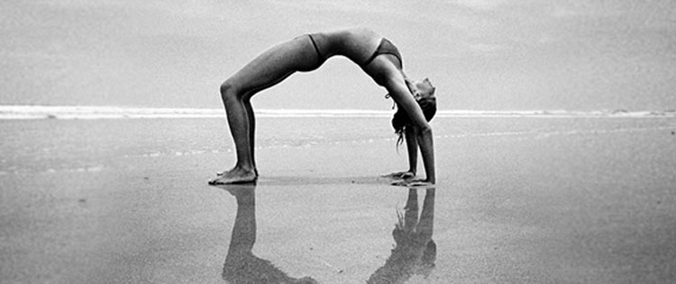 Gisele Bündchen mostra sua elasticidade em cliques