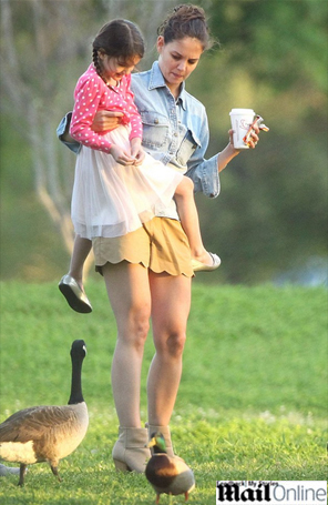 Katie Holmes e Suri Cruise dão comida para patos