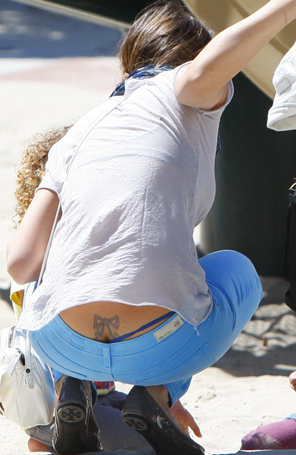 Jessica Alba deixa mais do que a calcinha à mostra. Veja!