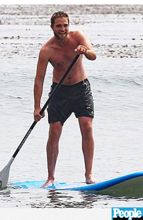 Robert Pattinson rema prancha de surfe sem camisa
