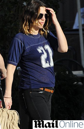 Drew Barrymore exibe barriga suspeita