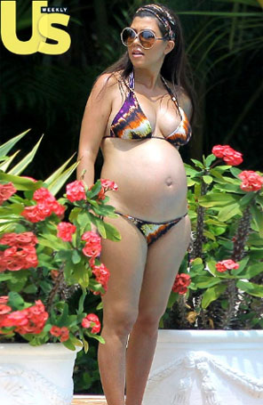 Grávida, irmã de Kim Kardashian exibe barrigão