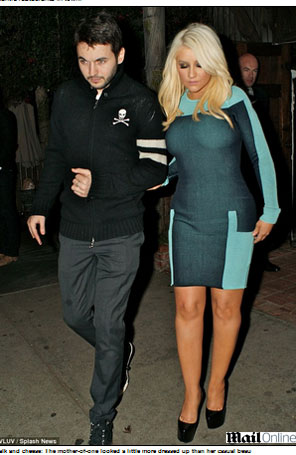 Christina Aguilera mostra boa forma em vestido justo