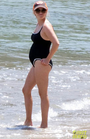Reese Witherspoon exibe barriguinha na praia