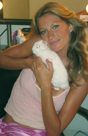 Gisele Bündchen posta foto com coelho no colo