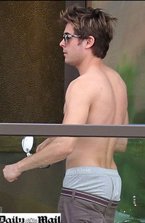 Zac Efron é clicado sem camisa em sacada de hotel