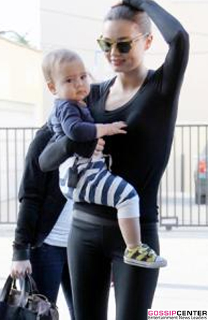 Miranda Kerr é clicada passeando com o filho