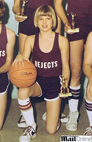 Veja Brad Pitt com uniforme de time de basquete aos 14 anos