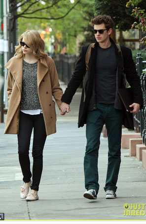 Andrew Garfield e Emma Stone andam de mãos dadas