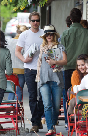 Drew Barrymore continua a exibir barriga suspeita