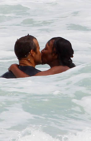 Naomi Campbell beija namorado em praia de Miami