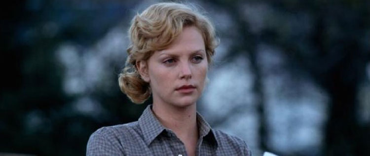 Charlize Theron doa vestidos para leilão de caridade