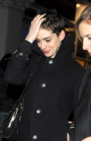 Anne Hathaway adia casamento por causa do cabelo