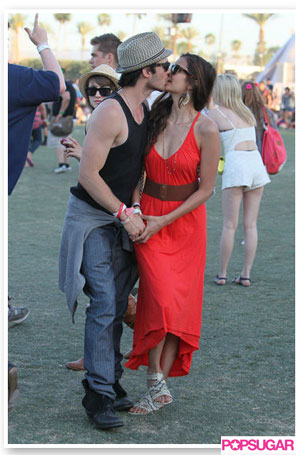Nina Dobrev e Ian Somerhalder são vistos se beijando