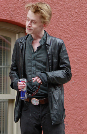 Macaulay Culkin absorve a atenção feminina durante sua noite de DJ