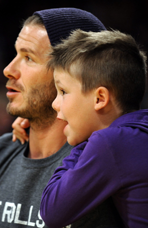 David Beckham se diverte com o filho em jogo de basquete