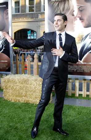 De terno, Zac Efron participa de <I>première</i>