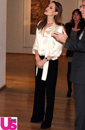 Angelina Jolie usa camisa de 739 reais