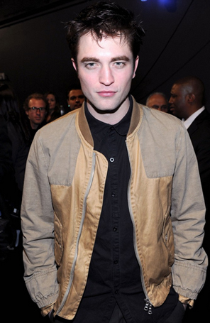 Robert Pattinson teria ficado chateado com divulgação de fotos sem camisa
