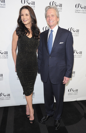 Michael Douglas é homenageado ao lado da mulher, Catherine Zeta-Jones