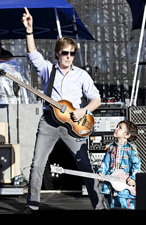 Paul McCartney se apresenta com fã de dois anos no Uruguai