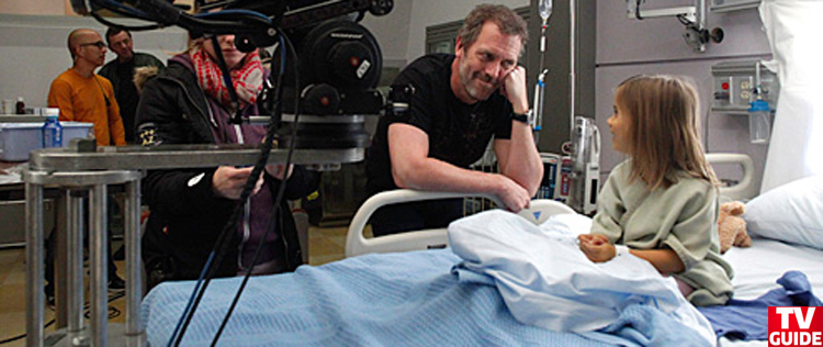 Hugh Laurie dirige episódio de <i>House</i>. Veja foto!