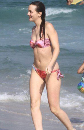 Leighton Meester usa biquíni de marca brasileira