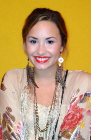 Demi Lovato chega ao Brasil e vai à churrascaria