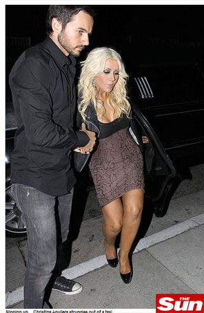 Christina Aguilera se atrapalha ao usar vestido justíssimo
