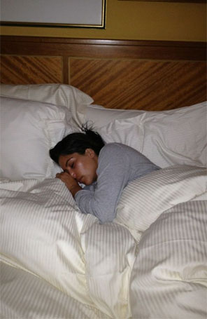 Mãe de Kim Kardashian posta foto da <i>socialite</i> dormindo