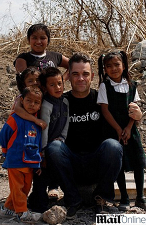 Robbie Williams filma com crianças no México