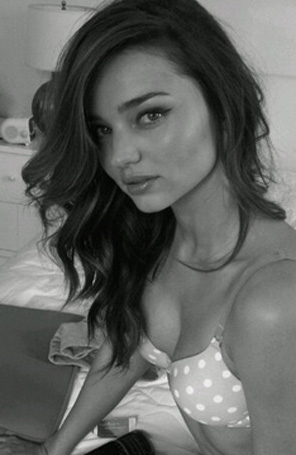 De <I>lingerie</i>, Miranda Kerr divulga foto