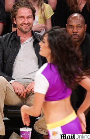 Gerard Butler fica de olho em <i>cheerleaders</i> em jogo de basquete