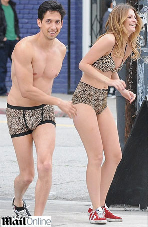 Mischa Barton anda pelas ruas só de <i>lingerie</i> de leopardo