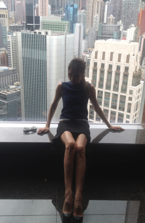 Victoria Beckham exibe pernas finas em foto