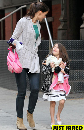 Suri Cruise mostra a língua para a mãe Katie Holmes