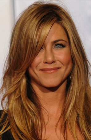 Jennifer Aniston não gosta de ser envolvida em noivado de Brad Pitt e Angelina Jolie