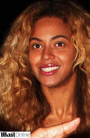 Sem maquiagem, Beyoncé curte jantar
