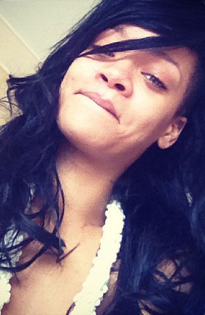 Rihanna posa para foto usando apenas um colar havaiano