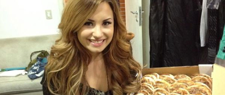 Demi Lovato compra lanche para fãs brasileiros