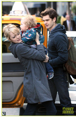Emma Stone e Andrew Garfield cuidam de bebê