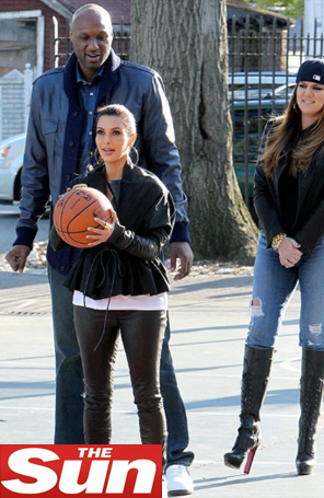 Kim Kardashian joga basquete com irmã e cunhado