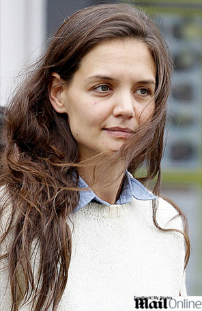 Katie Holmes é flagrada sem maquiagem e com cabelos despenteados