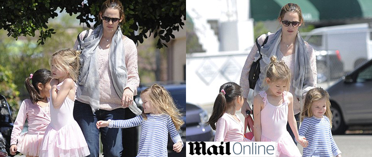 Jennifer Garner leva filhas ao <i>ballet</i>