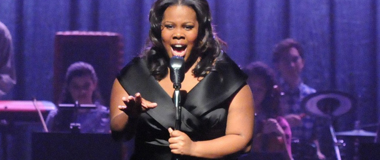 Amber Riley desmaia em evento de <i>Glee</i>