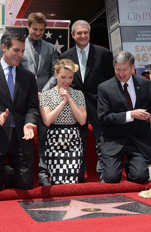 Scarlett Johansson ganha estrela na Calçada da Fama de Hollywood