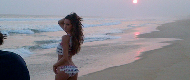 Izabel Goulart posa de biquíni na praia
