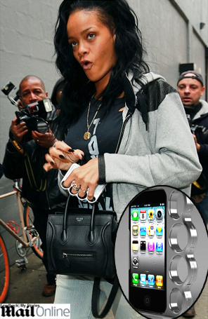 Rihanna passeia por Nova York com capinha de soco inglês nas mãos -  Estrelando