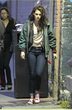 Kristen Stewart chega desleixada em programa