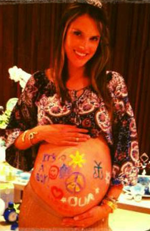 Alessandra Ambrósio publica foto com barriga pintada